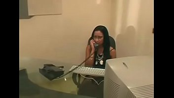 Vídeo Pornô As Brasileirinhas Secretária Mulata De óculos Na Suruba